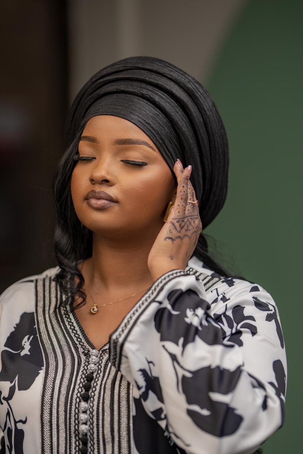 Round rich wife turban black